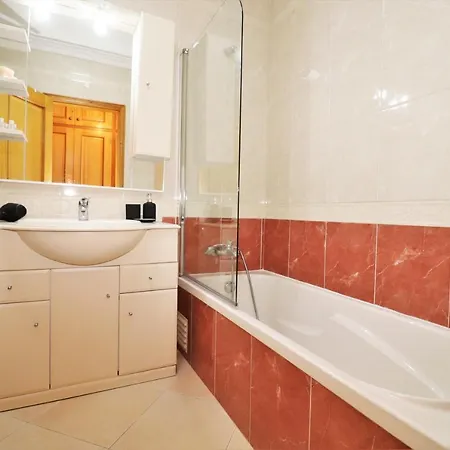 Apartamento Lovely 2 -bedroom Vacation In Quarteira